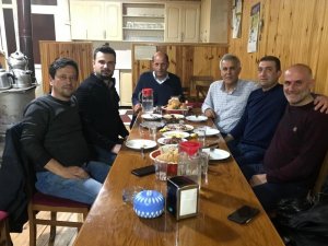 Seçimi Kazandı Rakiplerine Yemek Söyledi