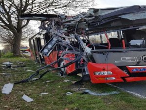 Almanya’da Otobüs Kazası: 2’si Ağır 20 Öğrenci Yaralandı