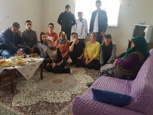 Liseli Öğrenciler Dar Gelirli Ve Yaşla Ailelerin Evlerini Temizledi, Yiyecek İkram Etti