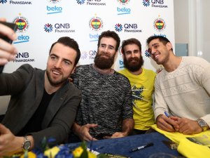 Fenerbahçe Beko’nun Yıldızları, İmza Gününde Taraftarlarla Buluştu
