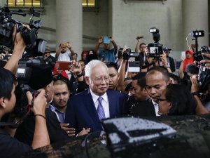 Eski Malezya Başbakanı Rezak Hakim Karşısında