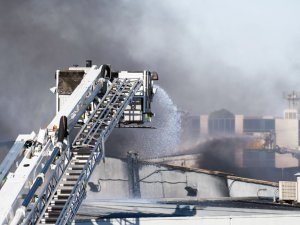 Tehlikeli Madde Üreten Fabrika Alevlere Teslim Oldu