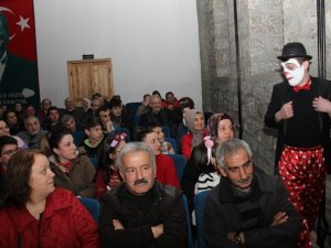 Oyun Sonrası İzleyicilerine Kitaplarını İmzaladı