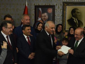 Eski Başkana Çiçek Yerine Dekont Verdi