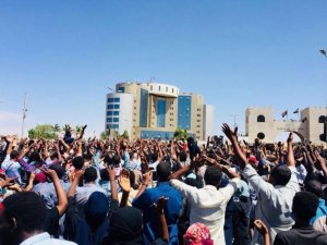 Sudan’da Cumhurbaşkanının İstifası İsteniyor