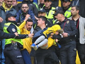 Fenerbahçe Maçında Çıkan Arbede Sonucu Küçük Çocuk Şoka Girdi