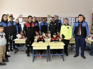 Gümüşhane’de Öğretmenler Polis Üniformasıyla Derse Girdi