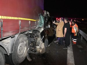 Anadolu Otoyolu'nda tırla minibüs çarpıştı: 5 ölü, 5 yaralı
