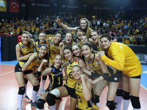 Vakıfbank İtalya’da Final Peşinde