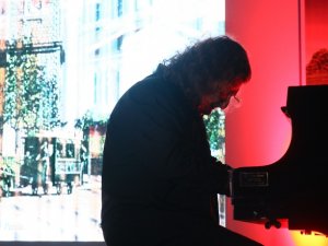 Piyanist Tuluyhan Uğurlu, Tarihi Garda Konser Verdi
