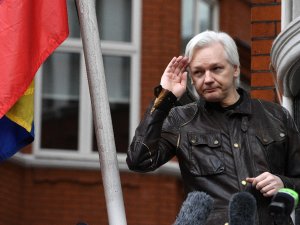 Julian Assange, İngiliz Polisi Tarafından Gözaltına Alındı