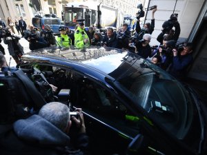 İngiliz Polisi: "Julian Assange İade Talebiyle Abd Yetkilileri Adına Tutuklandı"