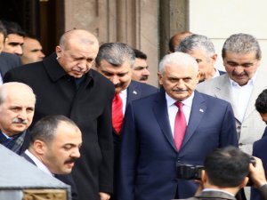 Cumhurbaşkanı Erdoğan Cuma Namazını Binali Yıldırım İle Birlikte Kıldı