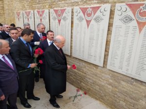 Bahçeli’den Ülkücü Şehitler Anıtı’na Ziyaret