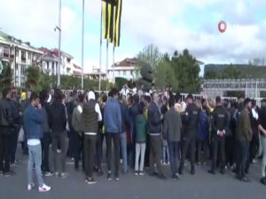 Fenerbahçeli Taraftarlar Tesislere Akın Etti