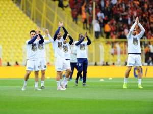 Fenerbahçeli Futbolcular Sahaya ‘Can Bartu’ İle Çıktı