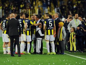Ali Koç Maç Sonunda Sahaya İndi