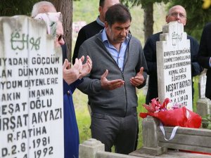 Bordo-mavili Taraftarlar Mezarları Başında Anıldı
