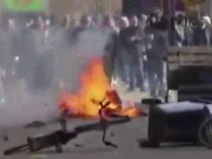 Danimarka’da Aşırı Sağcı Siyasetçi Kur’an-ı Kerim’i Yaktı