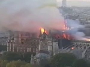 Yanan Notre Dame Katedrali’nin Kulesi Çöktü