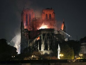 Fransa’da “Notre Dame” Yangını Tüm Dünyayı Üzdü