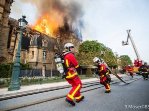 Paris İtfaiyesi Alevlere Böyle Müdahale Etti