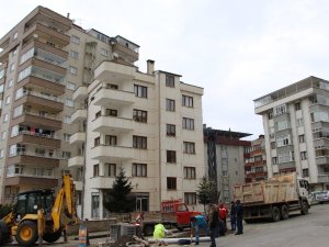Trabzon’da İki Bina Zeminde Oluşan Kayma, İstinat Duvarında Meydana Gelen Çatlaklar Ve Çökme Tehlikesi Nedeniyle Boşaltılıyor