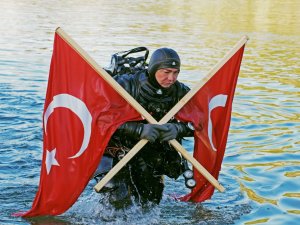 Dünya Rekortmeninden 23 Nisan Dalışı