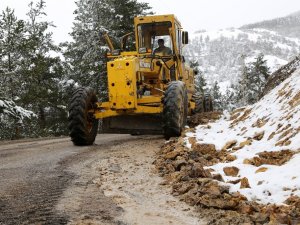 Gümüşhane Köy Yollarında Karla Mücadele Bitti ‘Taşla’ Mücadele Başladı