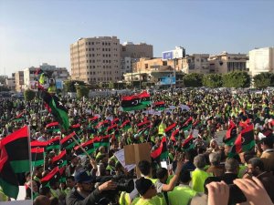 Libyalılar Hafter’in Saldırısına Karşı Sokağa Çıktı