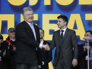 Poroşenko Ve Zelenskiy Stadyumda Son Kozlarını Paylaştı
