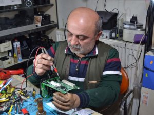 Fotoğraf Makinelerini 12 Yıldır Tek Eliyle Tamir Ediyor
