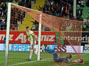 Aytemiz Alanyaspor Fenerbahçe’yi İlk Kez Devirdi