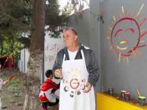Fatih Terim Ve Minik Futbolcular Duvarları Boyadı