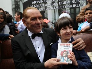 Atatürk’e Benzeyen Tiyatro Sanatçısını Artvin’de Yoğun İlgi