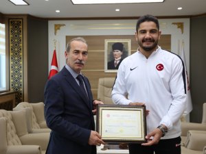 Şampiyon Taha Akgül Yüksek Lisans Diplomasını Aldı