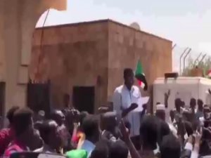 Sudanlılardan Mısır Büyükelçiliği Önünde Protesto