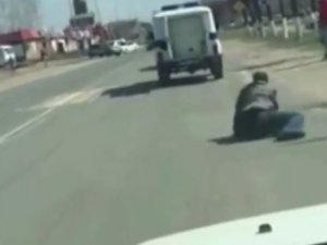 Polis Aracından Düşen Zanlı Kaçtı, Olay Anı Kameraya Yansıdı