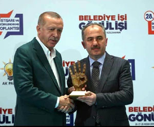 Cumhurbaşkanı Erdoğan, Rize'nin 1.'lik Ödülünü Rahmi Metin'e Verdi