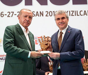Cumhurbaşkanı Erdoğan, Ekrem Yüce'ye Ödülünü Verdi