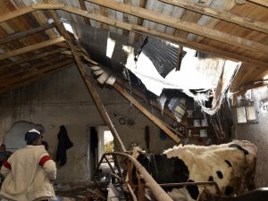 Dağdan Kopan Kayalar Mermi Gibi Ahırın Üzerine Düştü