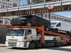 Tırın Taşıdığı Minibüs Üst Geçide Takıldı