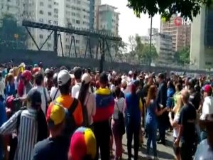 Venezuela’da Askerler Ve Siviller Sokakta