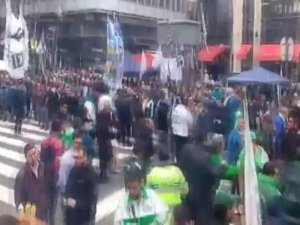 Arjantin’de Halk Sokaklara Döküldü: 39 Gözaltı