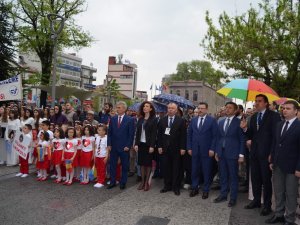 Trabzon’da 20. Uluslararası Karadeniz Tiyatro Festivalinin Açılışı Yağmur Altında Yapıldı