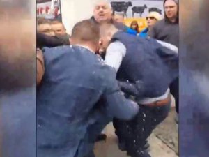 İngiliz Siyasetçi Kendisine İçecek Atan Genci Yumrukladı