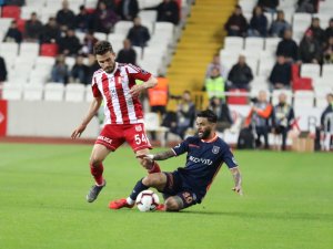 İlk Yarı Sessiz Bitti