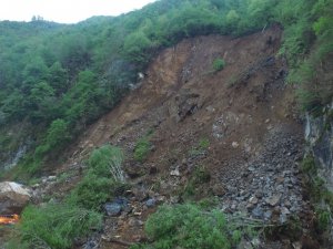 Giresun-Şebinkarahisar Kara Yolunda Heyelan Ulaşımı Kapattı