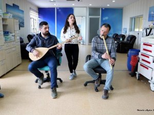 Kemoterapi Ünitesinde Hastalara Canlı Müzik Keyfi
