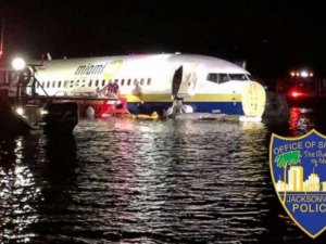 Florida’da Uçak Pistten Kayıp Nehre Girdi